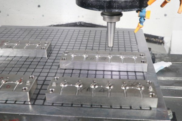 LSR Machines: Tips for Accuracy & Mold Setup with LSR Injection Molding